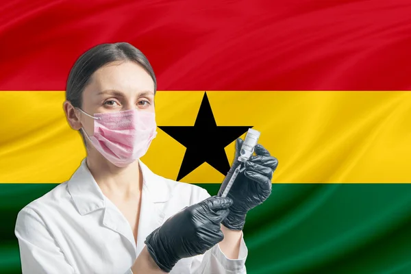 女医生准备在加纳国旗的背景下接种疫苗 加纳疫苗接种概念 图库图片