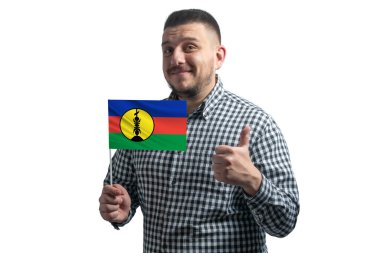 Beyaz adam elinde Yeni Kaledonya bayrağı tutuyor ve sınıfa beyaz bir arka planda el ele izole edilmiş halde gösteriyor. Yeni Kaledonya için.