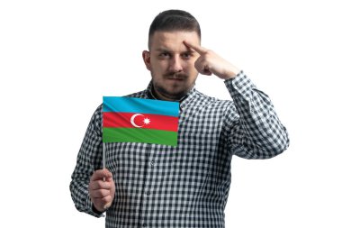 Azerbaycan bayrağı taşıyan beyaz bir adam ve bir parmak beyaz arka planda izole edilmiş bir şekilde tapınağa dokunuyor..