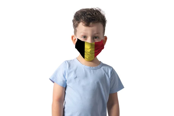 带有比利时国旗的呼吸机 白人男孩戴上医疗面罩 隔离在白色背景下 — 图库照片