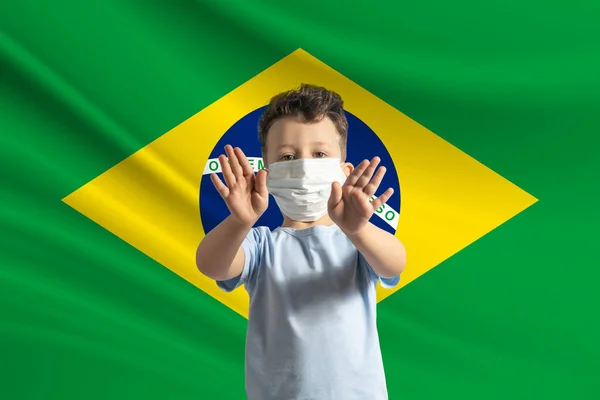 Petit Garçon Blanc Dans Masque Protection Sur Fond Drapeau Brésil — Photo