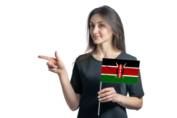 Jovem Mulher Branca Feliz Segurando Bandeira Quênia Aponta Para Esquerda — Fotografia de Stock