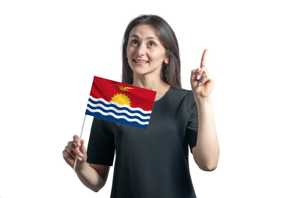 Glad Ung Vit Kvinna Som Håller Flagga Kiribati Och Pekar — Stockfoto