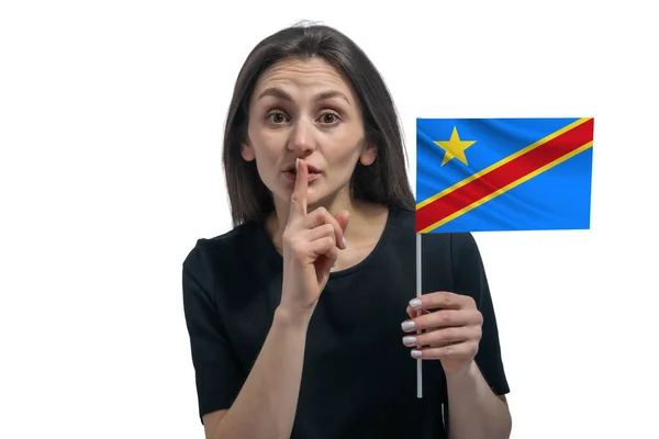 コンゴ民主共和国の旗を掲げる幸せな若い白人女性と白い背景に孤立した彼女の唇に指を保持している — ストック写真