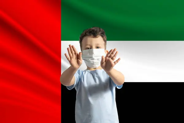 Egy Kis Fehér Fiú Védő Maszkban Egyesült Arab Emírségek Zászlajának — Stock Fotó