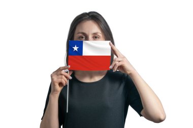 Şili bayrağı taşıyan mutlu beyaz kadın yüzünü beyaz bir arka planda izole bir şekilde kapatıyor..