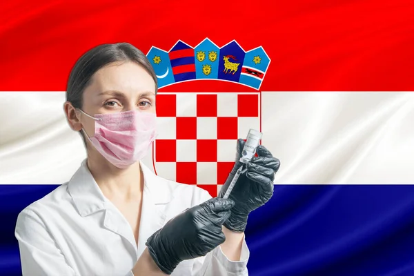 女医生在克罗地亚国旗的背景下准备接种疫苗 疫苗接种概念克罗地亚 — 图库照片