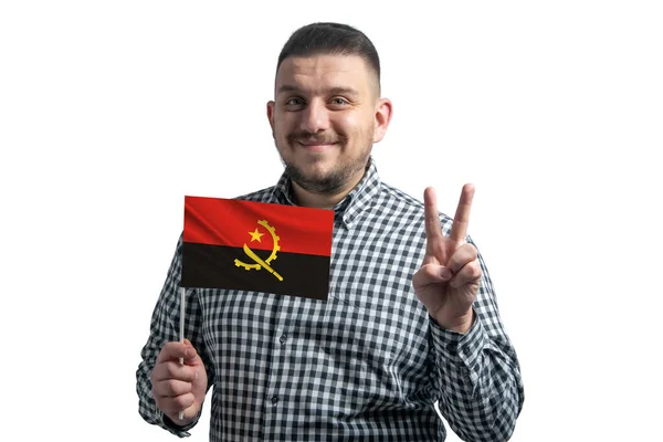 Weißer Mann Mit Angolanischer Flagge Und Zwei Fingern Auf Weißem — Stockfoto