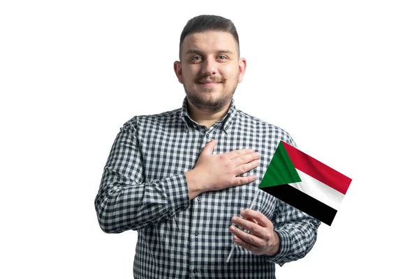 Blanke Man Met Een Vlag Van Soedan Houdt Zijn Hand — Stockfoto