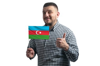 Beyaz adam elinde Azerbaycan bayrağı tutuyor ve sınıfa beyaz bir arka planda el ele izole edilmiş halde gösteriyor. Azerbaycan için olduğu gibi..