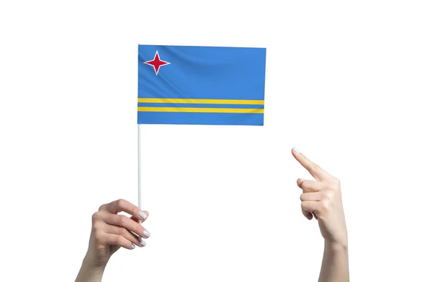 Egy Gyönyörű Női Kéz Egy Aruba Zászlót Tart Amihez Másik — Stock Fotó