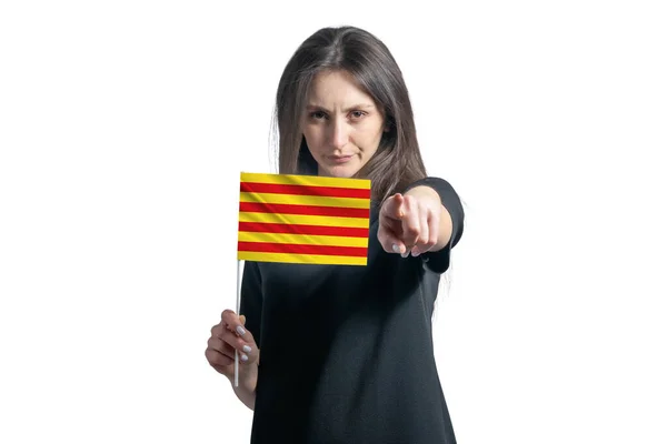 カタルーニャの旗を掲げた幸せな若い白人女性が 白い背景で孤立した彼の前で前を向いている — ストック写真