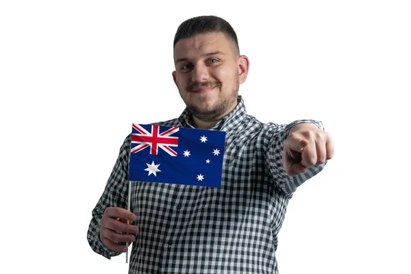 白い男はオーストラリアの旗を持っていて 白い背景に隔離された彼の前で前方を指す — ストック写真