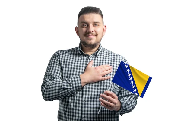 白い背景に孤立した彼の心に彼の手を保持ボスニア ヘルツェゴビナの旗を保持し 白い男ボスニアへの愛と — ストック写真