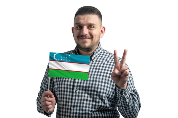 Hombre Blanco Sosteniendo Una Bandera Uzbekistán Muestra Dos Dedos Aislados — Foto de Stock