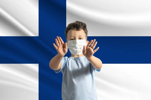 핀란드 보호용 마스크를 손으로 표시를 핀란드에 — 스톡 사진