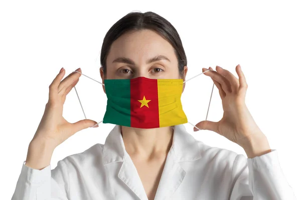 Légzőkészülék Zászló Cameroon Doctor Tesz Orvosi Arc Maszk Elszigetelt Fehér — Stock Fotó