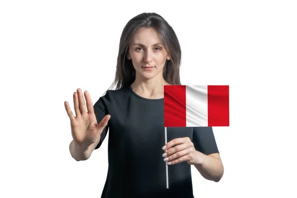 Счастливая Молодая Белая Женщина Флагом Перу Серьезным Лицом Показывает Знак — стоковое фото