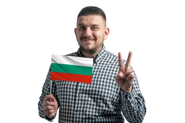 Branco Cara Segurando Uma Bandeira Bulgária Mostra Dois Dedos Isolados — Fotografia de Stock