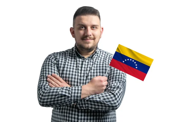 拿着委内瑞拉国旗的白人带着自信微笑 双臂交叉 与白色背景隔离 — 图库照片