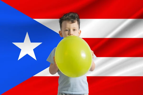 プエルトリコの子供の日 プエルトリコの国旗を背景に風船のついた白い少年 こどもの日のお祝いのコンセプト — ストック写真