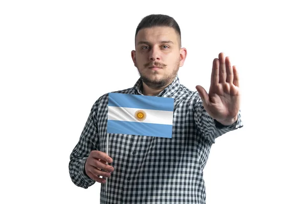 拿着阿根廷国旗 严肃面孔的白人出现在白色背景下的停手牌上 — 图库照片