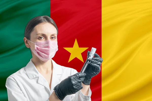 Fille Médecin Prépare Vaccination Sur Fond Drapeau Camerounais Concept Vaccination — Photo