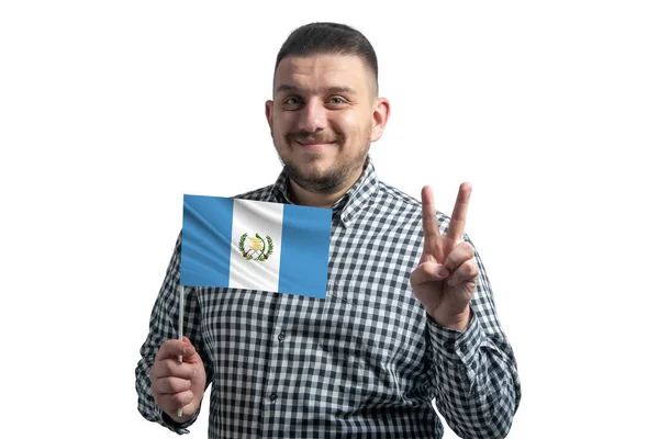 Branco Segurando Uma Bandeira Guatemala Mostra Dois Dedos Isolados Fundo — Fotografia de Stock