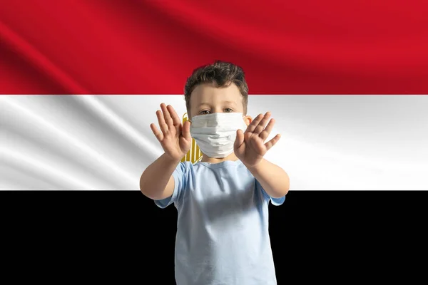 Petit Garçon Blanc Dans Masque Protection Sur Fond Drapeau Egypte — Photo