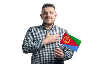 Beyaz adam Eritre bayrağını tutuyor ve elini kalbinin üzerine koyuyor. Beyaz bir arka planda, Eritre 'ye sevgilerimle..