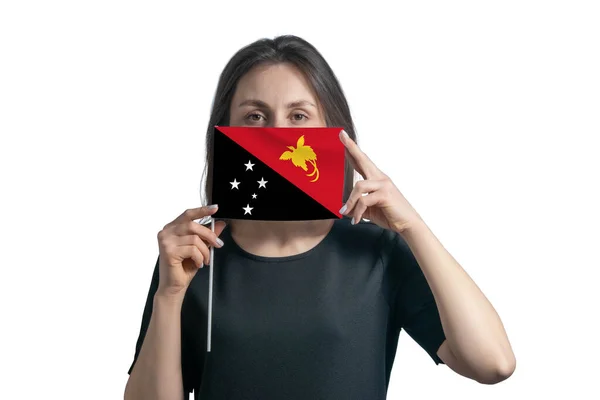 Счастливая Молодая Белая Женщина Флагом Папуа Новой Гвинеи Закрывает Лицо — стоковое фото