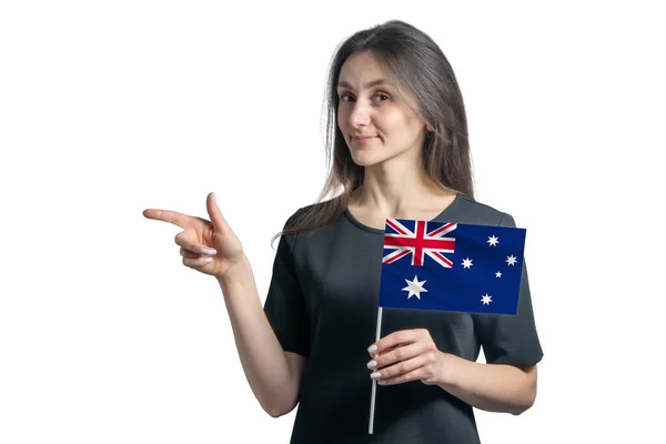 幸せな若い白い女性のフラグオーストラリアを保持し 白い背景に孤立左にポイントします — ストック写真