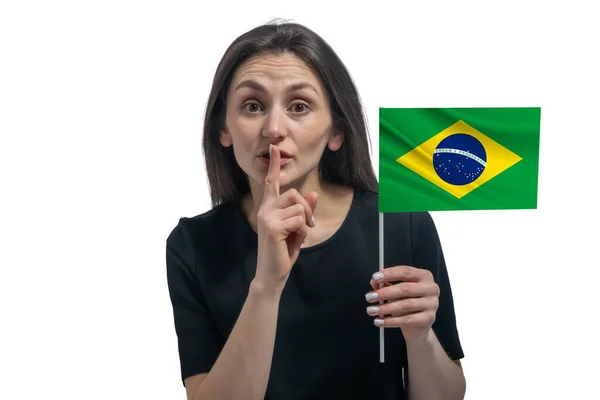 快乐的年轻白人妇女举着巴西国旗 用手指捂住嘴唇 与白色背景隔离 — 图库照片