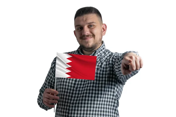 Blanke Man Met Een Vlag Van Bahrein Wijst Naar Voren — Stockfoto