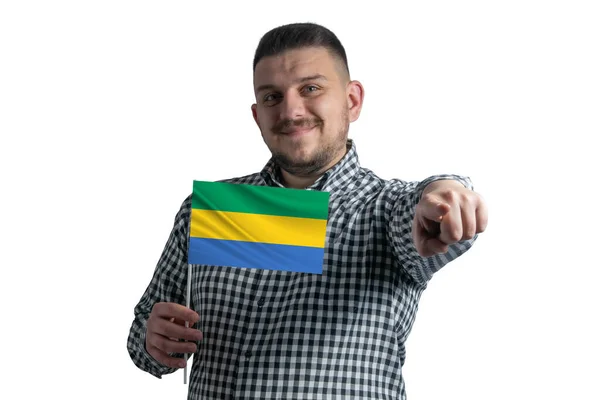 Blanke Man Met Een Vlag Van Gabon Wijst Naar Voren — Stockfoto