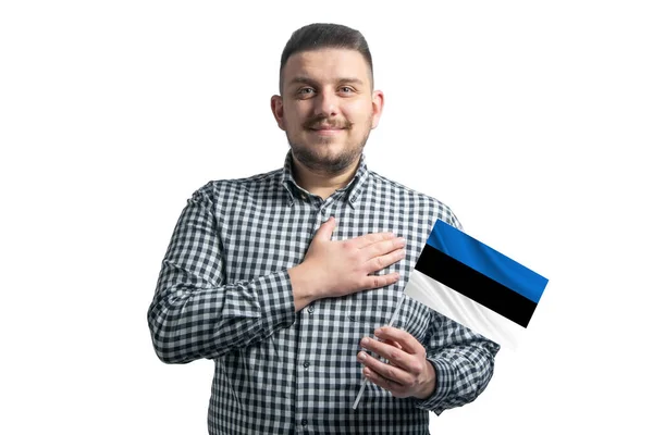 에스토니아 국기를 에스토니아에 사랑으로 둘러싸인 배경에서 가슴에 내밀고 — 스톡 사진