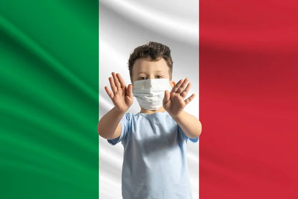 Маленький Белый Мальчик Защитной Маске Фоне Флага Италии Делает Знак — стоковое фото