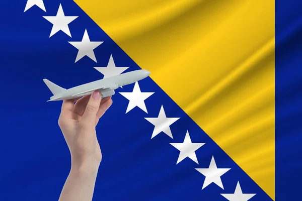 Avião Mãos Com Bandeira Nacional Bósnia Herzegovina Viajar Para Bósnia — Fotografia de Stock