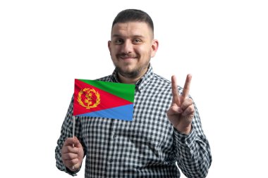 Beyaz adam Eritre bayrağı tutuyor ve beyaz arka planda iki parmak izole edilmiş..