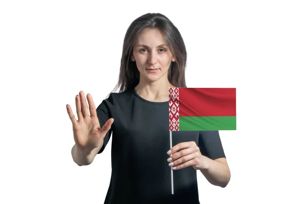 年轻而快乐的白人女人举着白俄罗斯国旗 严肃的脸上挂着一个白色背景的手势 — 图库照片