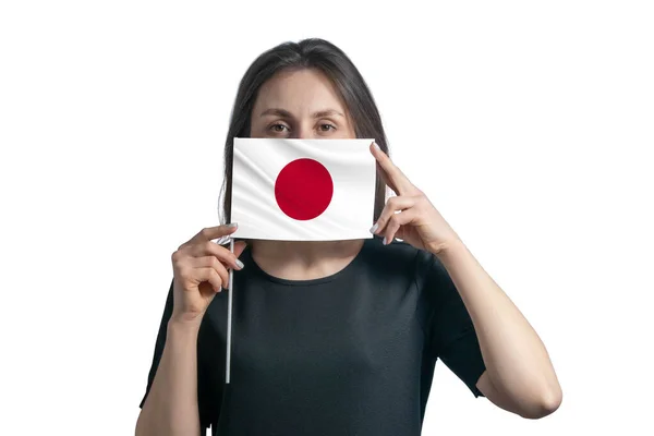 Szczęśliwa Młoda Biała Kobieta Trzymająca Flagę Japonii Zakrywająca Jej Twarz — Zdjęcie stockowe
