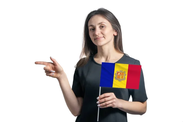 Glückliche Junge Weiße Frau Mit Fahne Andorra Und Zeigt Nach — Stockfoto