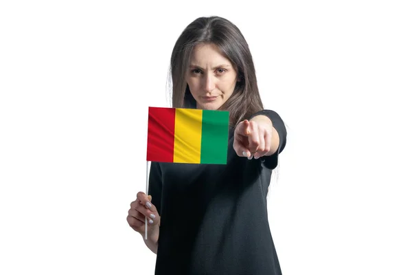 Glückliche Junge Weiße Frau Mit Der Flagge Guineas Und Zeigt — Stockfoto
