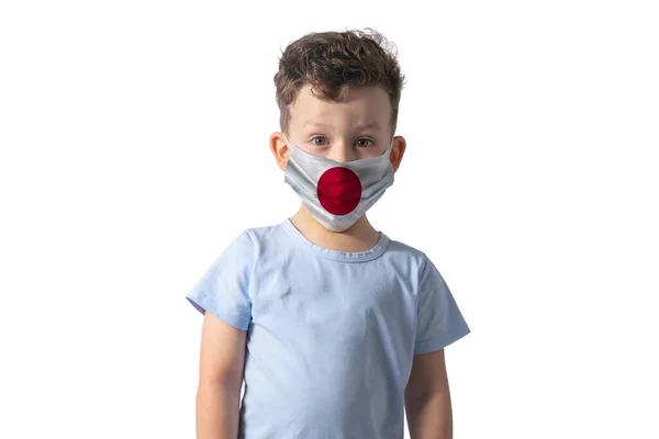 Respirator Flagą Japonii Biały Chłopiec Zakłada Maskę Medyczną Białym Tle — Zdjęcie stockowe