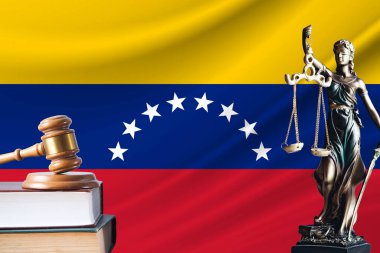 Venezuela 'da hukuk ve adalet. Heykelleri ve hakimin tokmağı, Venezuela bayrağının arka planına karşı. Hukuk ve adalet kavramı.