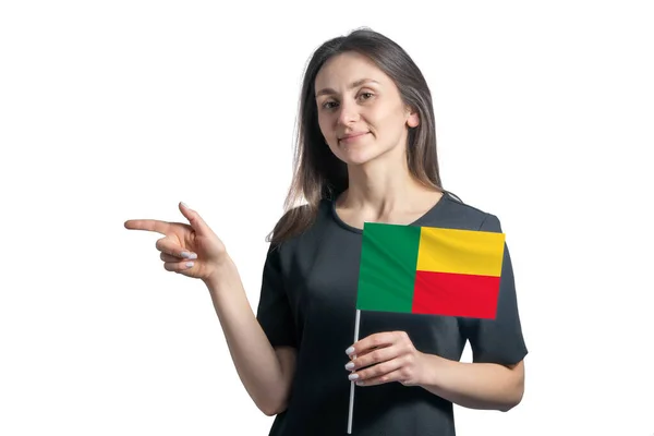 Gelukkige Jonge Blanke Vrouw Met Vlag Benin Wijst Naar Links — Stockfoto