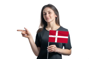 Danimarka bayrağı taşıyan mutlu beyaz kadın beyaz arka planda izole edilmiş solu işaret ediyor..