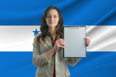 Honduras 'ta okuyorum. Elinde bir kağıt tutmakta olan güzel bir kadın. Honduras bayrağının arka planındaki kız.
