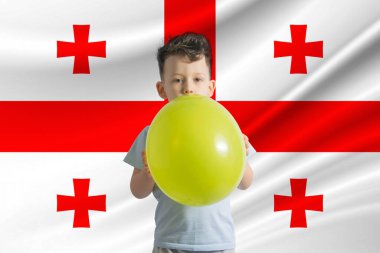 Georgia 'da çocuk günü. Georgia bayrağının arka planında balonu olan beyaz bir çocuk. Çocuk Günü Kutlama Konsepti.
