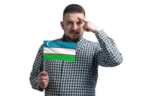 ウズベキスタンの旗を持った白い男と指が白い背景に隔離された頭の上に寺院に触れる — ストック写真